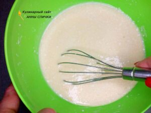 Готовим тесто для блинов с грибами и сыром