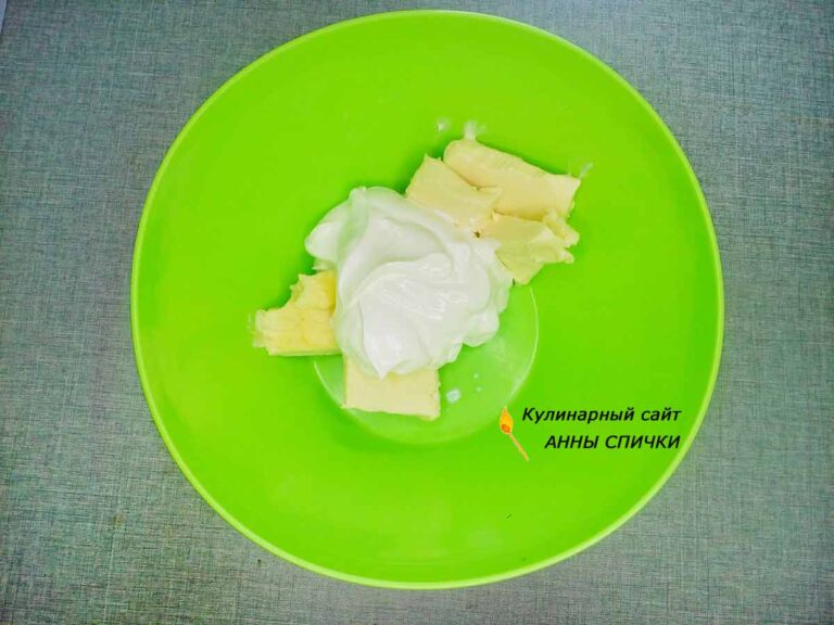 Смешаем масло с сахаром для пляцка