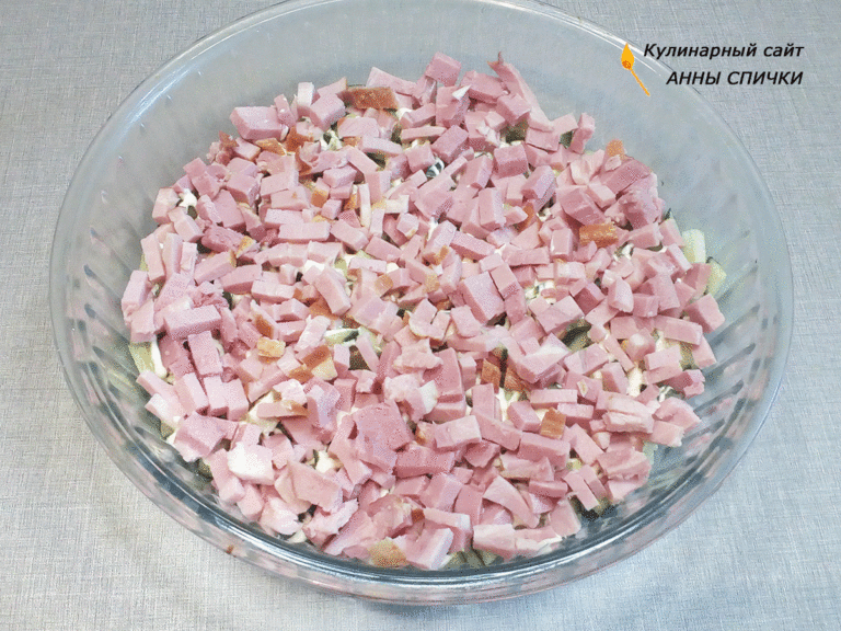 Вкусный слоеный салат к новому году с ветчиной