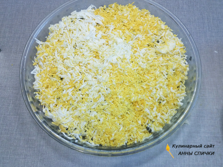 вкусный слоеный салат с черносливом, ветчиной, огурцом и яйцом