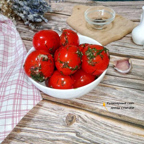 Соленые помидоры в пакете с чесноком и укропом
