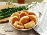 Вкусные жареные пирожки на сковороде с яйцом и зеленым луком
