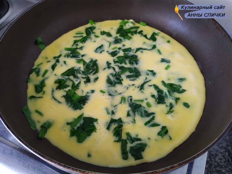 Добавляем яйца с молоком