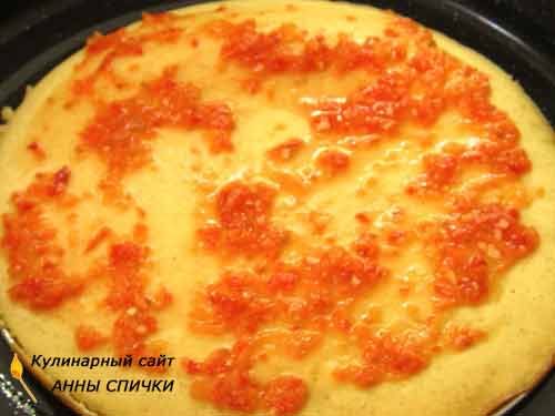 Смазываем основу для пиццы соусом