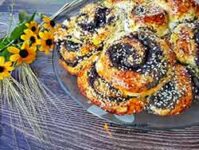 Сочный маковый рулет цветком
