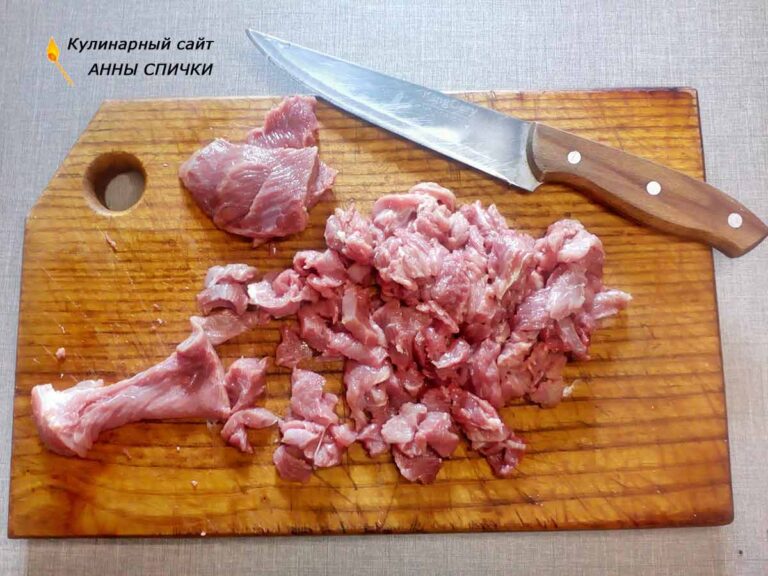 Режем говядину для супа миеккук