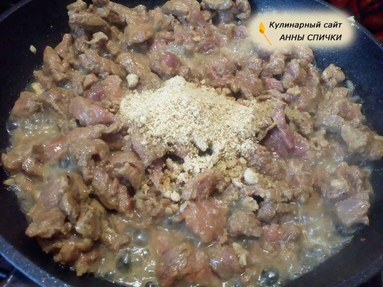 Обжариваем мясо для супа с морской капустой