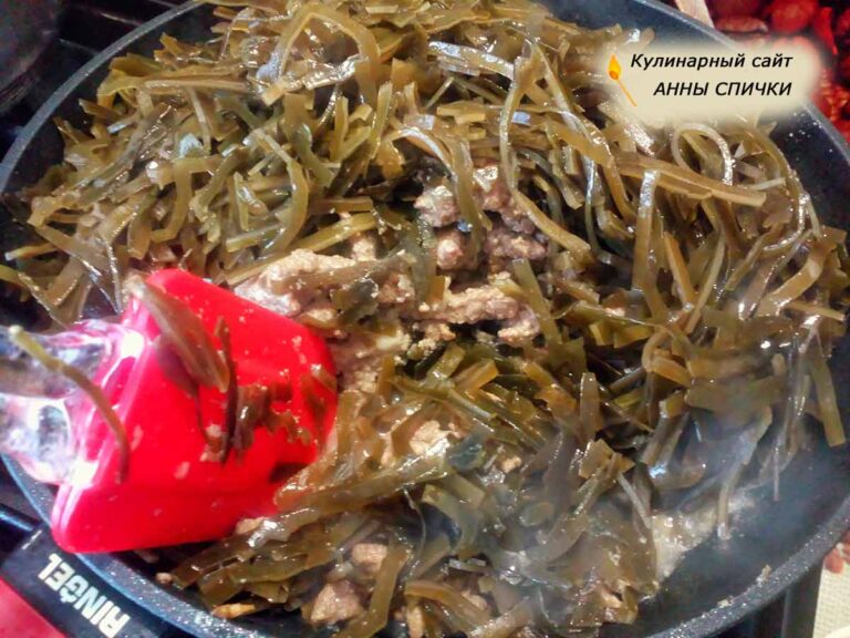 Обжариваем мясо с морской капустой, для миеккук супа