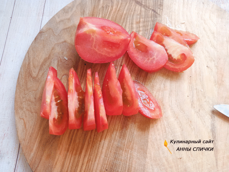 Салат цезарь с курицей и помидорами