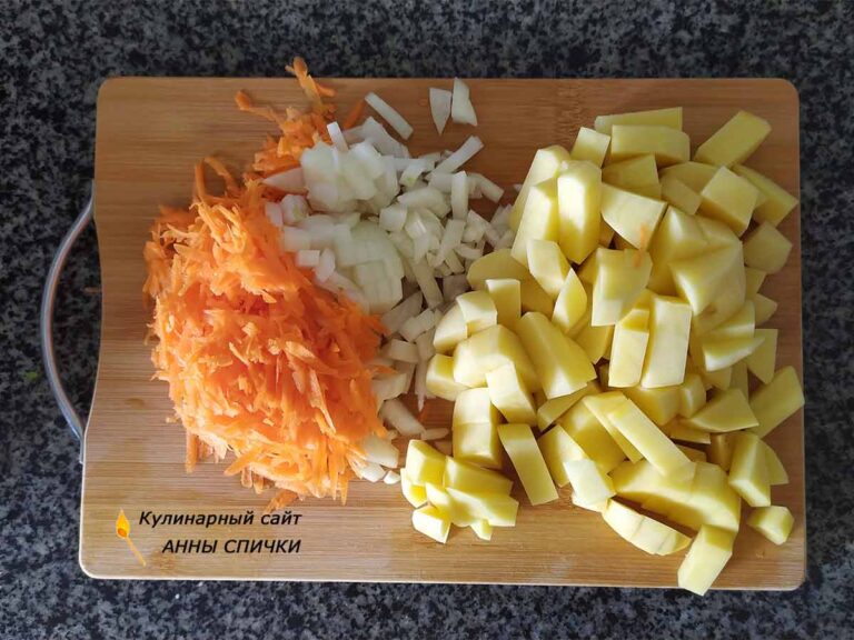 Режем картошку, морковь и лук