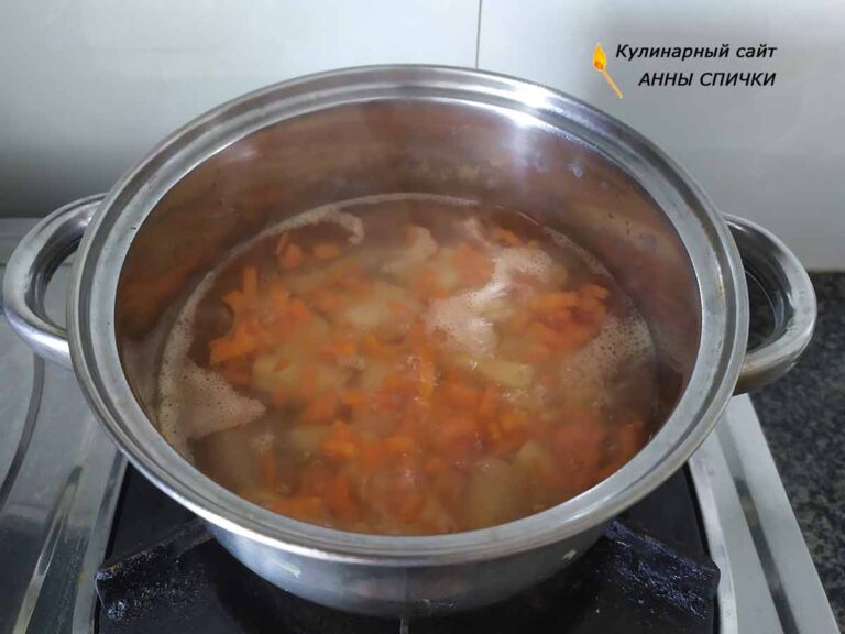 Добавляем картофель и морковь