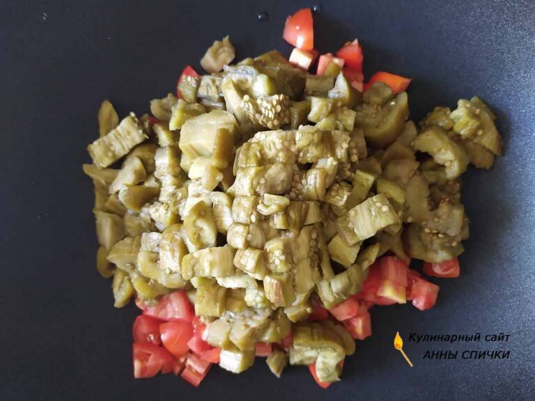 Режем баклажаны кубиком