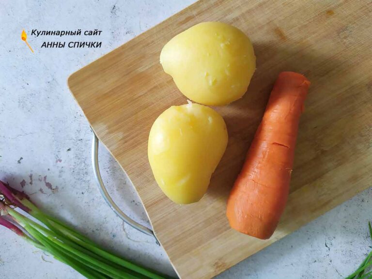 Очищаем картофель и морковь от кожуры