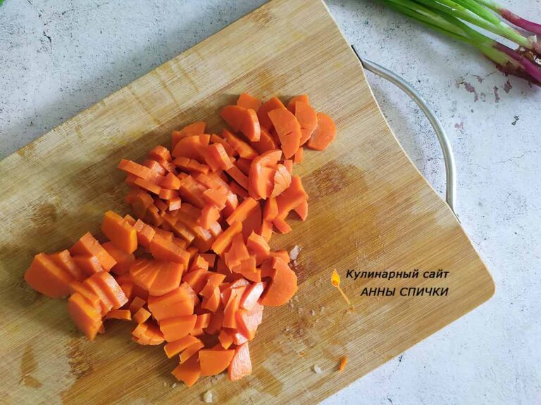 Режем морковь небольшими брусочками