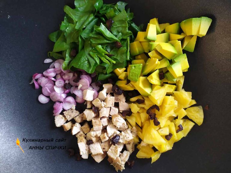 Ананас и курицу нарезаем кубиками.