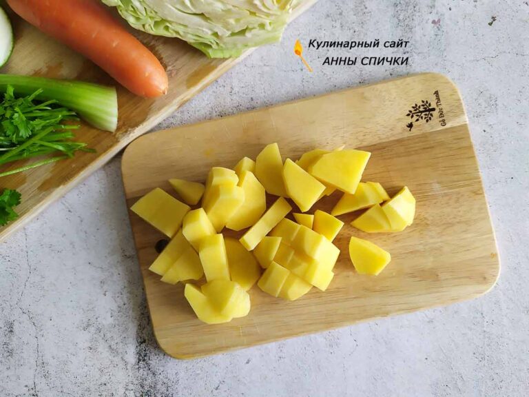 Картофель нарезаем небольшими кубиками.