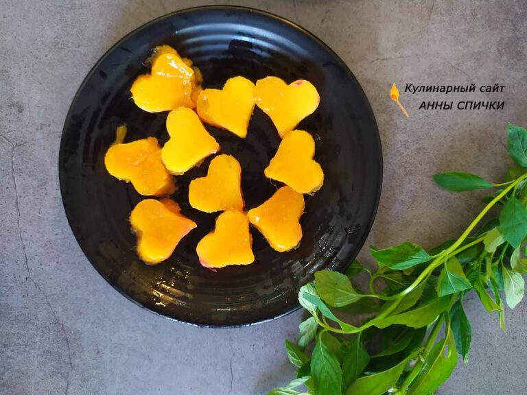 Манго разрезаем вдоль косточки, аккуратно снимаем шкурку. Также нарезаем пластами 8-10 мм и вырезаем сердечки с помощью формы.