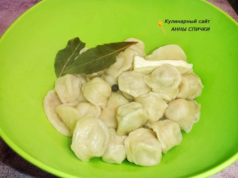 Пельмени на пельменнице ёмкость