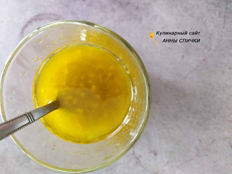 Добавляем мед, оливковое масло, соль, перец и семена горчицы.