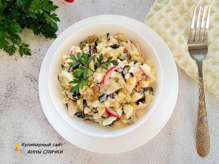 Салат из баклажанов с яйцом и маринованным луком