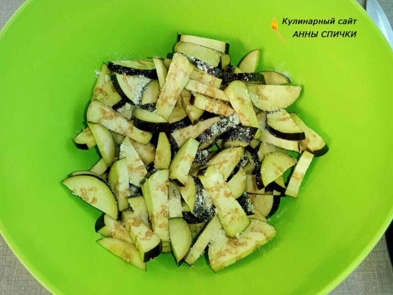 Вкусный и простой салат из жареных баклажанов с яйцом и луком маринованным