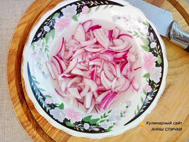 Маринуем лук для салата из баклажанов и яйца