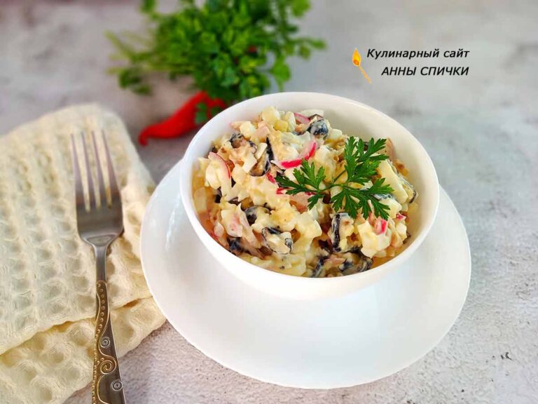 Салат из баклажанов с яйцом и майонезом и маринованным луком