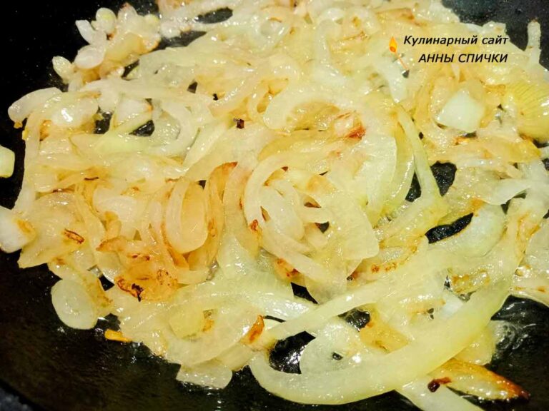 Салат из крабовых палочек, жареным луком и маринованными грибами